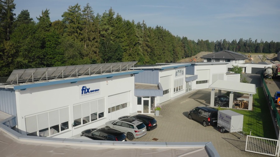 Luftaufnahme des Firmengeländes der Fix CNC Koordinaten-Schleiftechnik in Eschbronn-Locherhof im Schwarzwald.